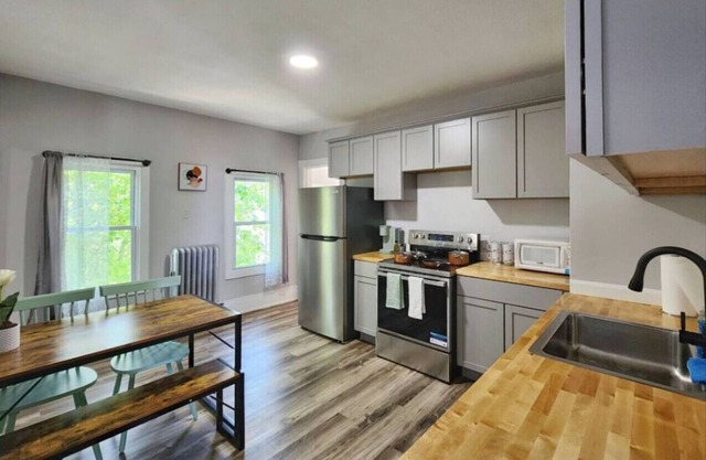Cozy 2BR Retreat Near Downtown Springfield