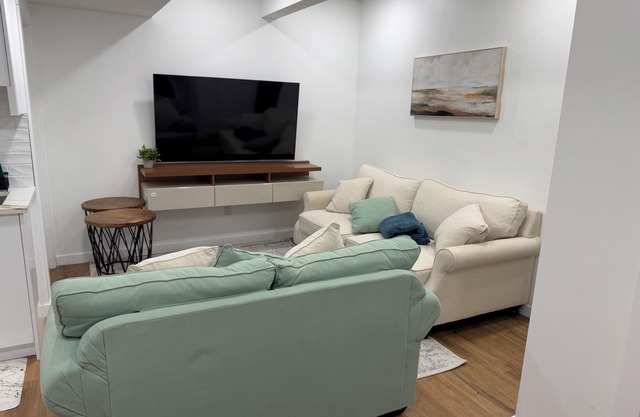 Cozy 2BR Retreat Near Dining & Attractions – Relaxation Meets Comfort!