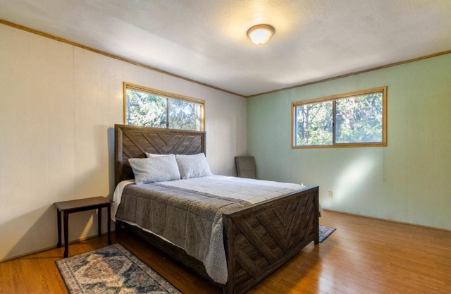 Cozy 2BR Retreat Near Lake Grego with Mountain Views