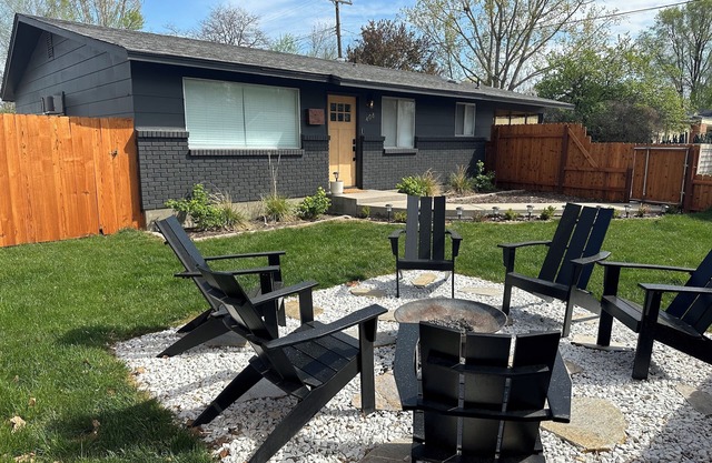 Cozy 2BR Retreat w/Firepit, DT Nampa/NNU Walkable