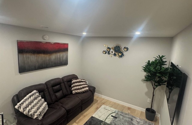 Cozy 2BR Suite at Winnipeg South