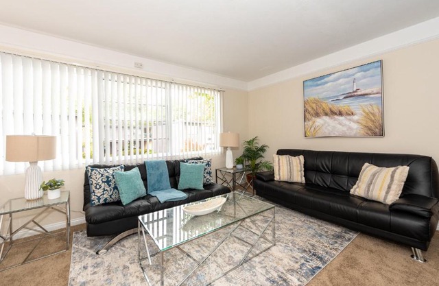 Cozy 2BR w/ Gym & Pool -15 mins to Mission Beach!