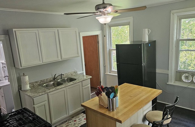 Cozy 2nd floor apartment with fenced back yard