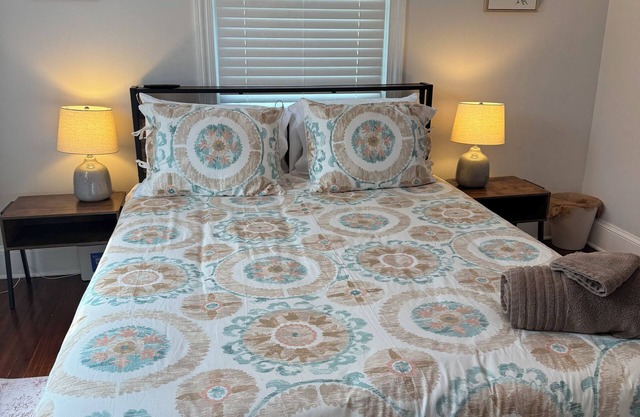 Cozy 3/1 centrally located in the city. Perfect for families. Pet friendly!