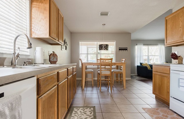 Cozy 3/2 Home with Comfy Beds & Ample Parking - Your Perfect Getaway