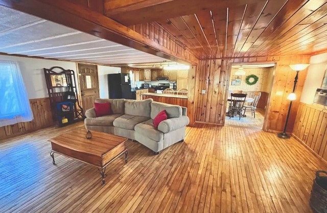 Cozy 3 b/r home w/ quick access to snowmobile trails in the beautiful Northwoods