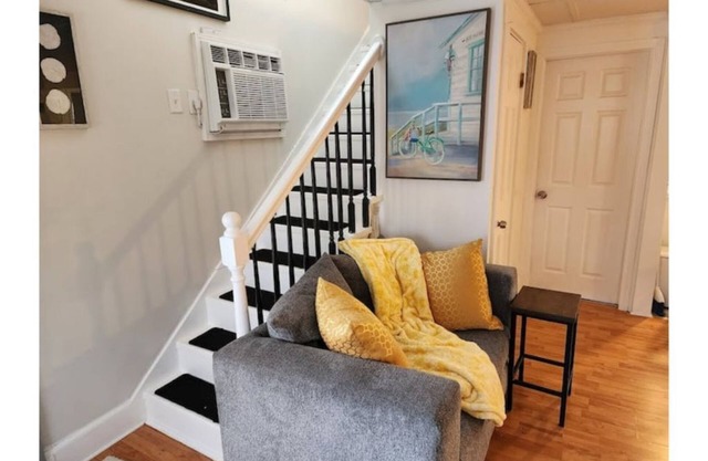 Cozy 3 bd Cottage w/ access to private lake