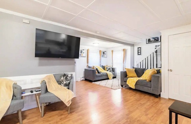 Cozy 3 bd Cottage w/ access to private lake