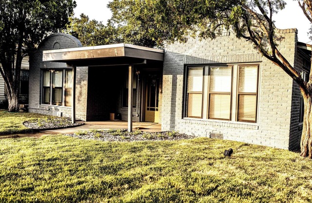 Cozy 3 BD house w/ a modern touch near downtown