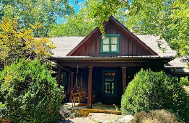 Cozy 3 bed - 2.5 bath meticulously appointed in the woods of Clifftops