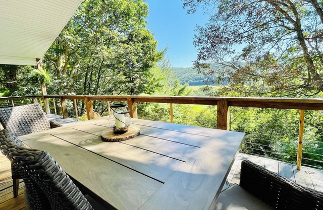 Cozy, 3 Bed, 2.5 Bath, WV mountain escape w/ hot tub, fireplace, mountain view