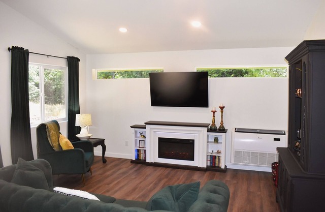 Cozy 3-Bed, 2-Bath McKenzie Bridge Home with AC & EV Charger