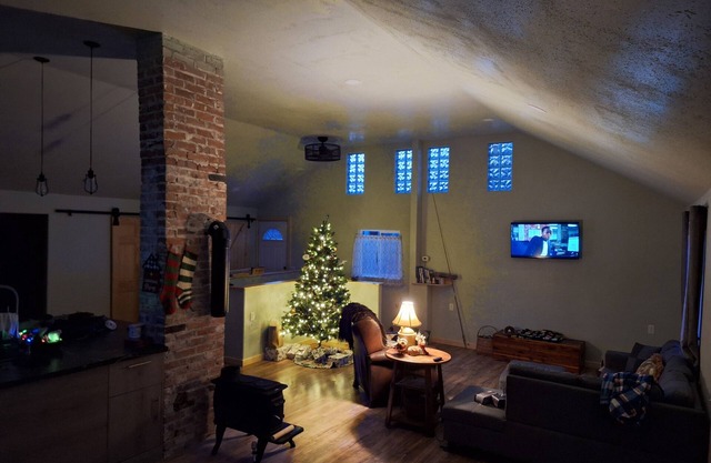 Cozy, 3 bed - 2 bath home, all amenities. Perfect for fishing & exploring area
