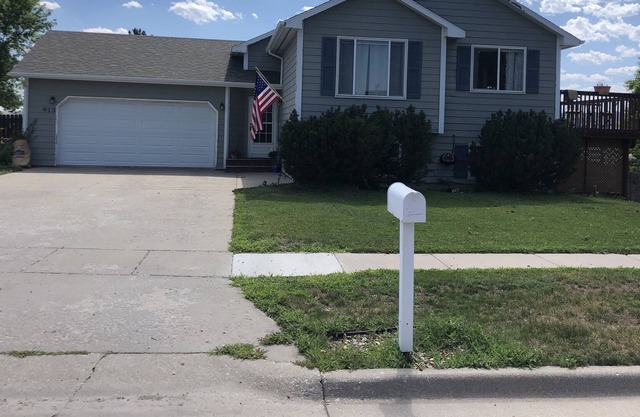 {COZY} 3 bed, 2 bath house- kid friendly with a playroom!