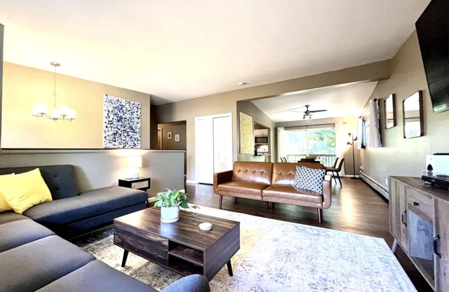 Cozy 3-Bedroom 1 Mile to Downtown & Michigan Stadium w/ Free Parking