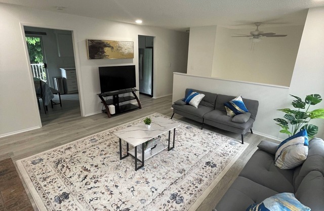 Cozy 3-bedroom 2.5 bath house in Kent, recently renovated + All new furniture