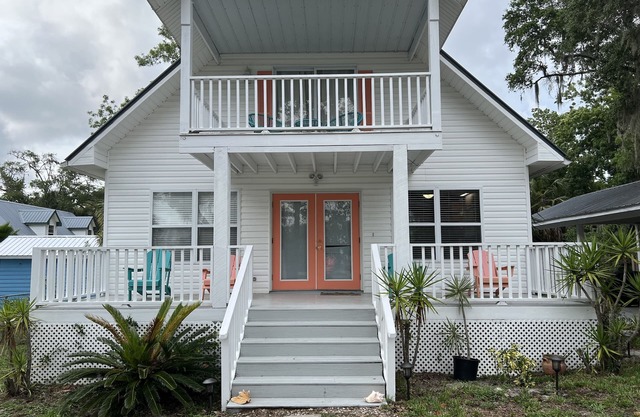 Cozy 3 bedroom 2 bath with views of the River