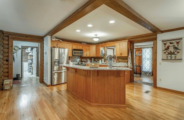 Cozy 3-bedroom 2 bathroom cabin near Chattanooga. Firepit, spa, pool, fireplace.