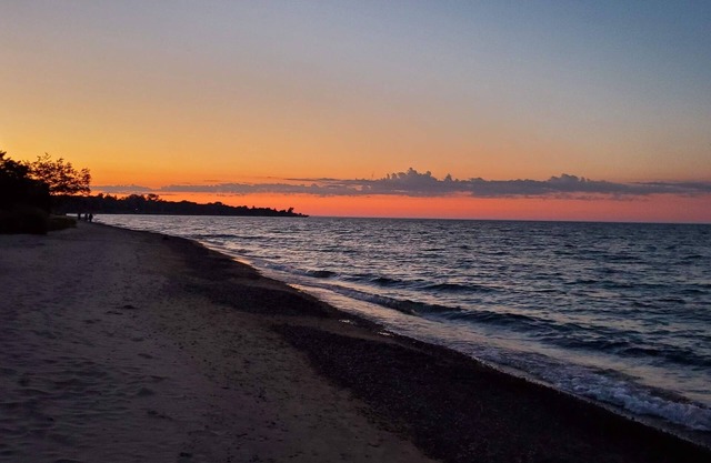 Cozy 3 Bedroom, 2 full bath, fenced yard with Lake Huron Access!