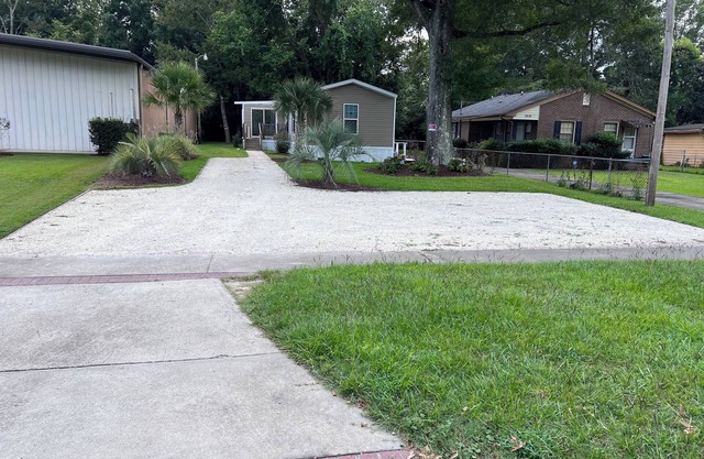 Cozy 3 Bedroom 2 Full bathroom Home located minutes from Historic Downtown.