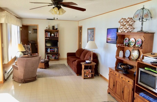 Cozy 3-bedroom/3 Bathroom secluded house on the shore of Moose Lake