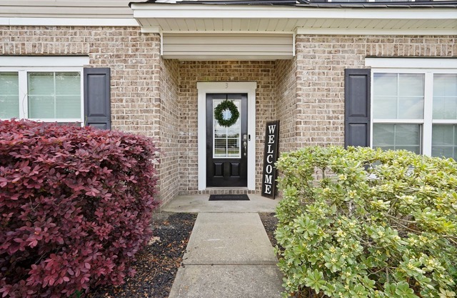 Cozy 3-bedroom~3.5 Bath Townhome near Airport, Savannah, Pooler & Tanger Outlets