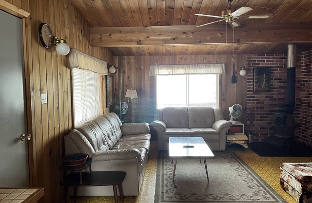 Cozy 3 bedroom cabin on pine lake
