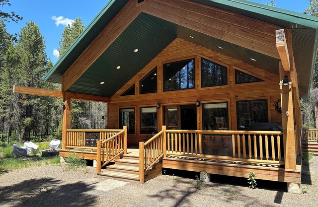 Cozy 3-bedroom cabin with WiFi in soothing Island Park
