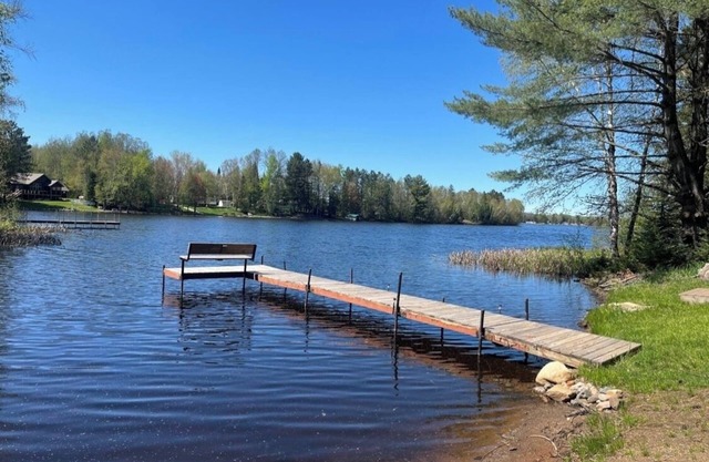 Cozy 3-bedroom cabin in Phillips on Soo Lake w/ WiFi, kayaks, fire pit & grill