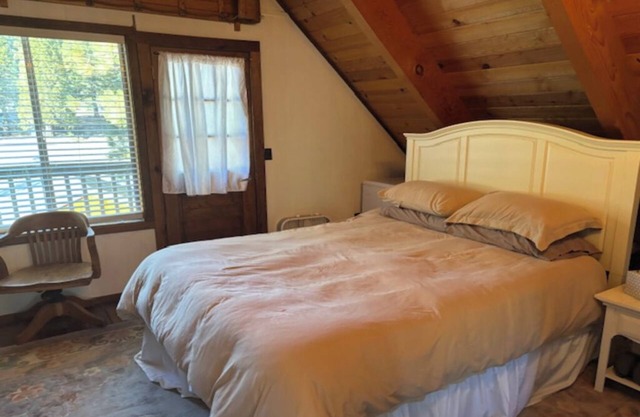 Cozy 3-bedroom cabin in peaceful Mineral, inside the Lassen National Forrest.