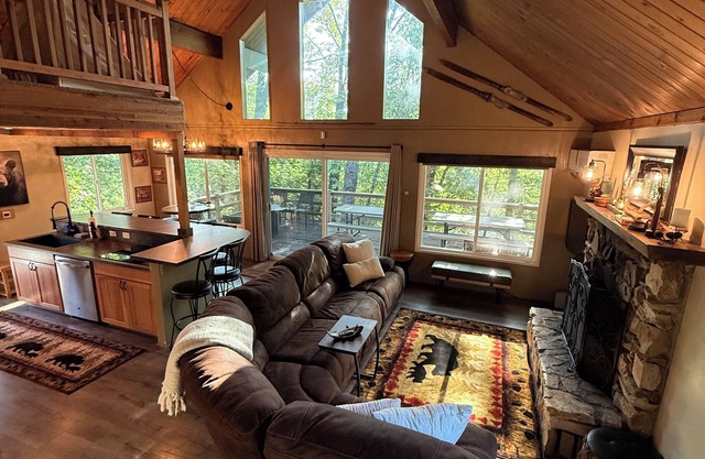Cozy 3-bedroom cabin in tranquil Wishon at Bass Lake near Yosemite National Park