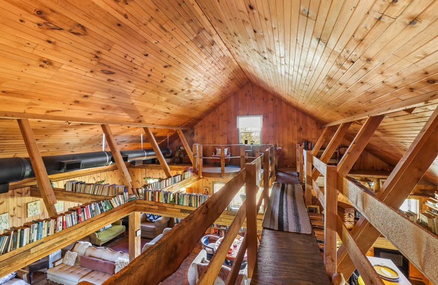 Cozy 3 bedroom cabin on private land look at beautiful trees , Storms and Cows!