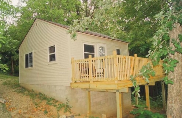 Cozy 3 Bedroom Cabin on Private Lake with paddle boat and canoe. Pet friendly!