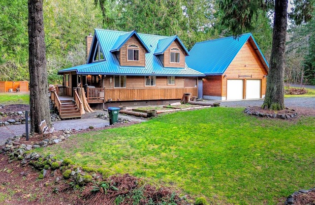 Cozy 3 bedroom cabin-with sounds of the creek and river.