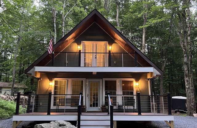 Cozy 3 Bedroom Chalet with Hot Tub