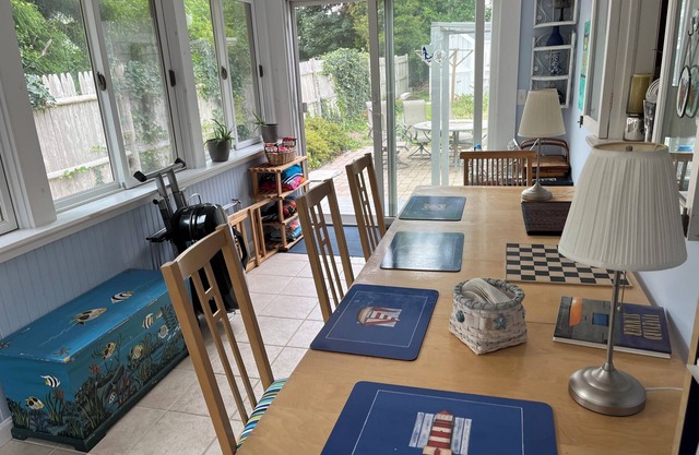 Cozy 3-bedroom condo with AC and WiFi in lovely Falmouth, walk to Sound beach.