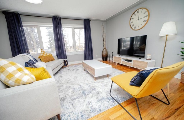 Cozy 3 Bedroom Contemporary Home With Free Parking