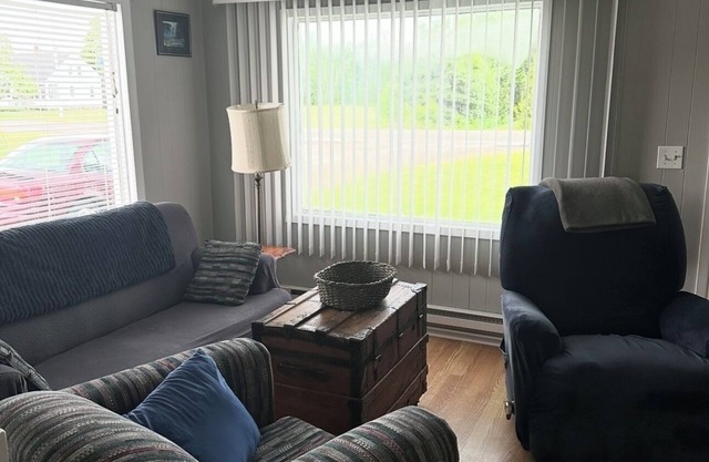Cozy 3 bedroom cottage near several local beaches