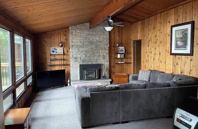 Cozy 3 bedroom cottage with spectacular lake views