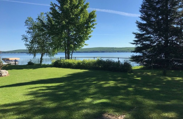 Cozy 3-bedroom Cottage on Metonga Lake with private dock
