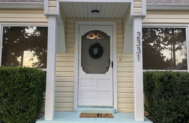 Cozy 3-bedroom cottage on California Street!