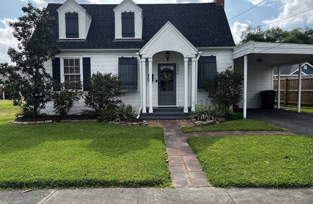 Cozy 3 bedroom Downtown Cottage