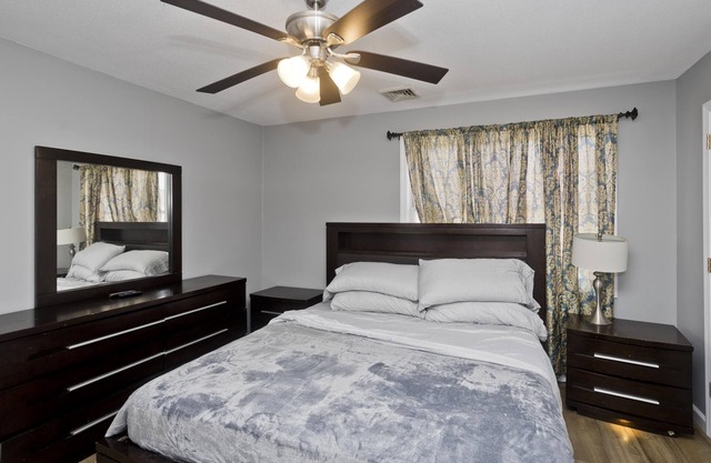 Cozy 3-bedroom Duplex1 with WiFi, AC in peaceful Springfield