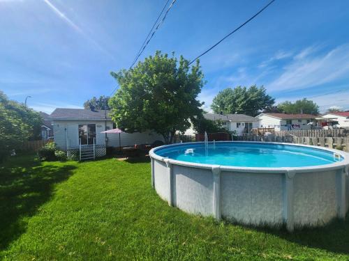 Cozy 3-Bedroom Haven, Private Pool & Parking !