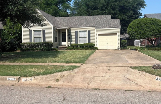Cozy 3-bedroom house in enjoyable Wichita Falls next to Midwestern State.