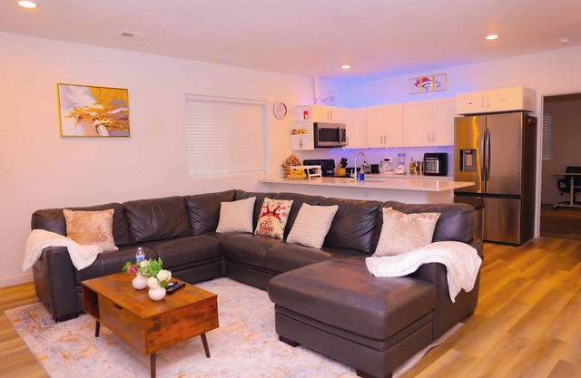 Cozy 3-Bedroom Home, 3 Min to Aurora’s Gaylord, 10 Min to Denver Airport!