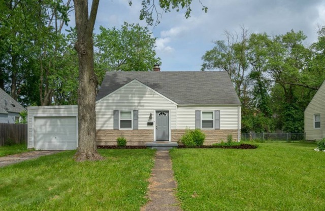 Cozy 3 bedroom home. Close to the airport and minutes from downtown
