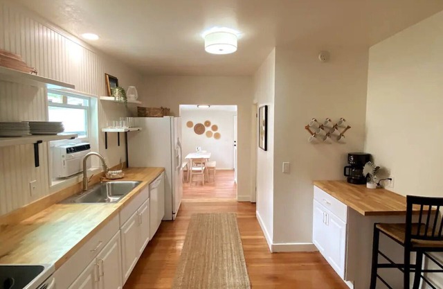 Cozy 3 Bedroom Home with Patio and Grill