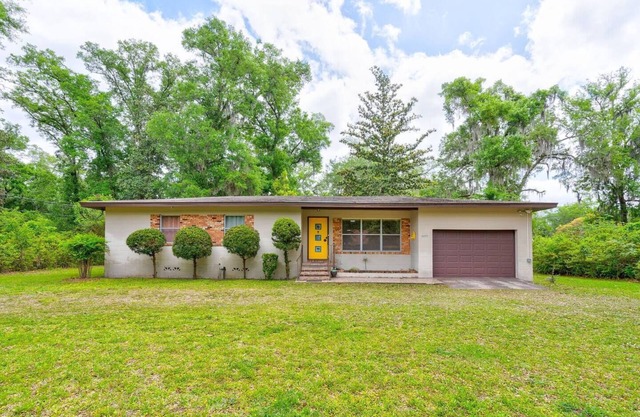 Cozy 3-bedroom home with WiFi, AC in charming quiet part of Orange Park.