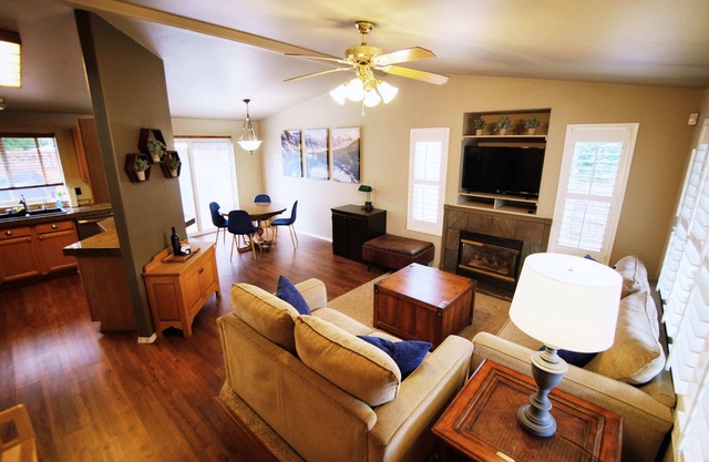 Cozy 3-bedroom home w/fireplace and outdoor patio